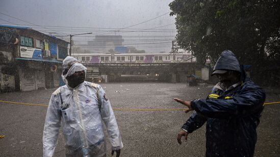ఎడతెరిపి లేకుండా కురుస్తున్న వర్షాల నడుమ ముంబై ట్రాఫిక్ విభాగానికి చెందిన ఇద్దరు సిబ్బంది అంధేరి సబ్ వే సమీపంలో నిల్చున్న దృశ్యం