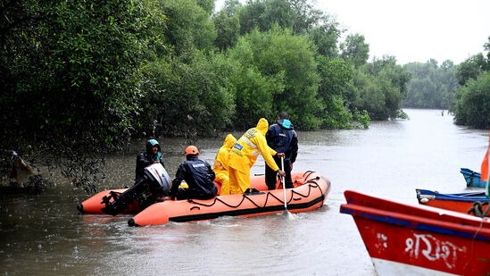 అదృశ్యమైన బాలుడి గురించి వెతుకుతున్న నవీ ముంబై మున్సిపల్ కార్పొరేషన్ (ఎన్ఎంఎంసి) సిబ్బంది 