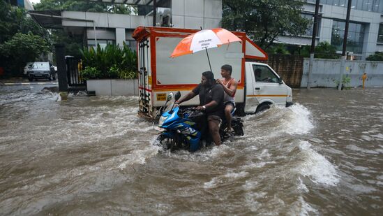 నవీ ముంబైలోని తీవ్రంగా నీట మునిగిన తుర్భే ఎంఐడీసీ రోడ్డు గుండా బైక్ పై ప్రయాణం