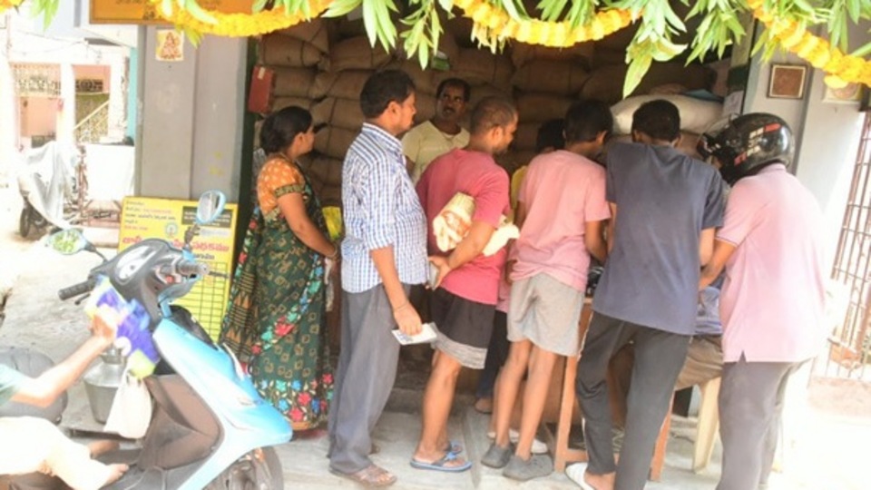 <p>ఏపీలో స్మార్ట్ రేషన్ కార్డుల పంపిణీకి రంగం సిద్ధమవుతోంది. ఆగస్టు 25వ తేదీ నుంచి పంపిణీని ప్రారంభిస్తారుయ ఆగస్ట్ 31వ తేదీ వరకు లబ్ధిదారులకు అందజేస్తారు. ఈ మేరకు ఏపీ పౌరసరఫరాల శాఖ ఏర్పాట్లు చేస్తోంది. </p>