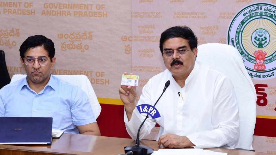 <p> అయితే 65 సంవత్సరాలు పైబడిన వృద్దులకు, ప్రభుత్వం పింఛన్లు పొందే దివ్యాంగులకు 26 నుండి 30 వ తేదీ వరకు వారి ఇంటి వద్దే రేషన్ సరుకులను పంపిణీ చేస్తారు.</p>