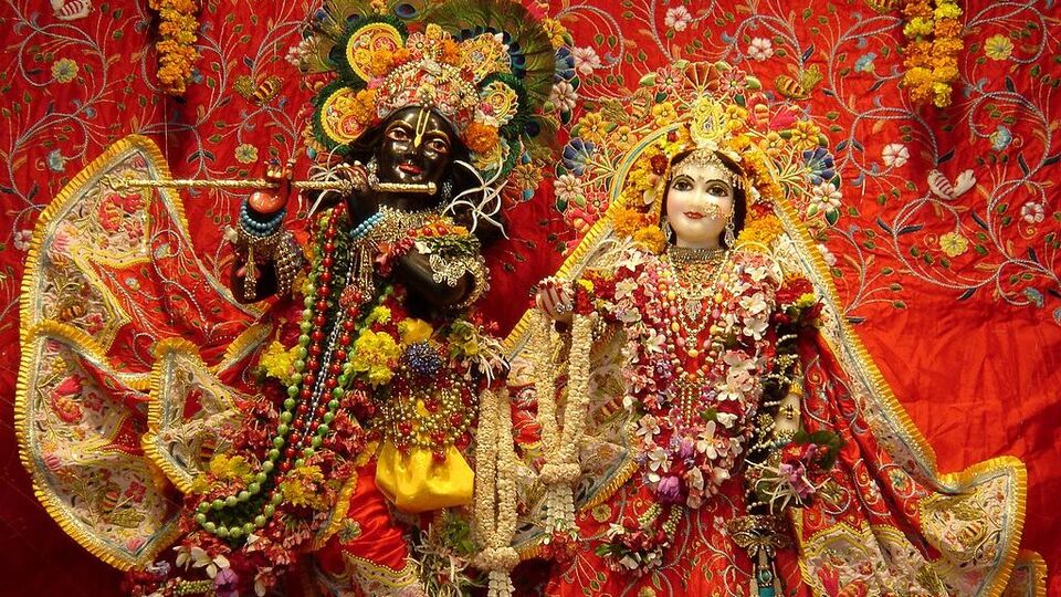 <p>కొందరు సహజంగానే శ్రీకృష్ణుడు, రాధారాణిలతో మమేకమై భక్తిలో మునిగితేలుతున్నారు. ఈ రాధా అష్టమికి ముందు ఏయే రాశుల వారికి శ్రీ కృష్ణుడి ప్రత్యేక ఆశీస్సులు ఉన్నాయో.. రాధాకృష్ణులకు ఇష్టమైన రాశులేమిటో తెలుసుకుందాం.</p>