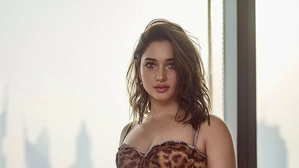 <p><strong>తమన్నా భాటియా </strong>- ఒకప్పుడు టాలీవుడ్ ను ఊపేసిన హీరోయిన్ తమన్నా భాటియా పదో స్థానంలో ఉంది.</p>