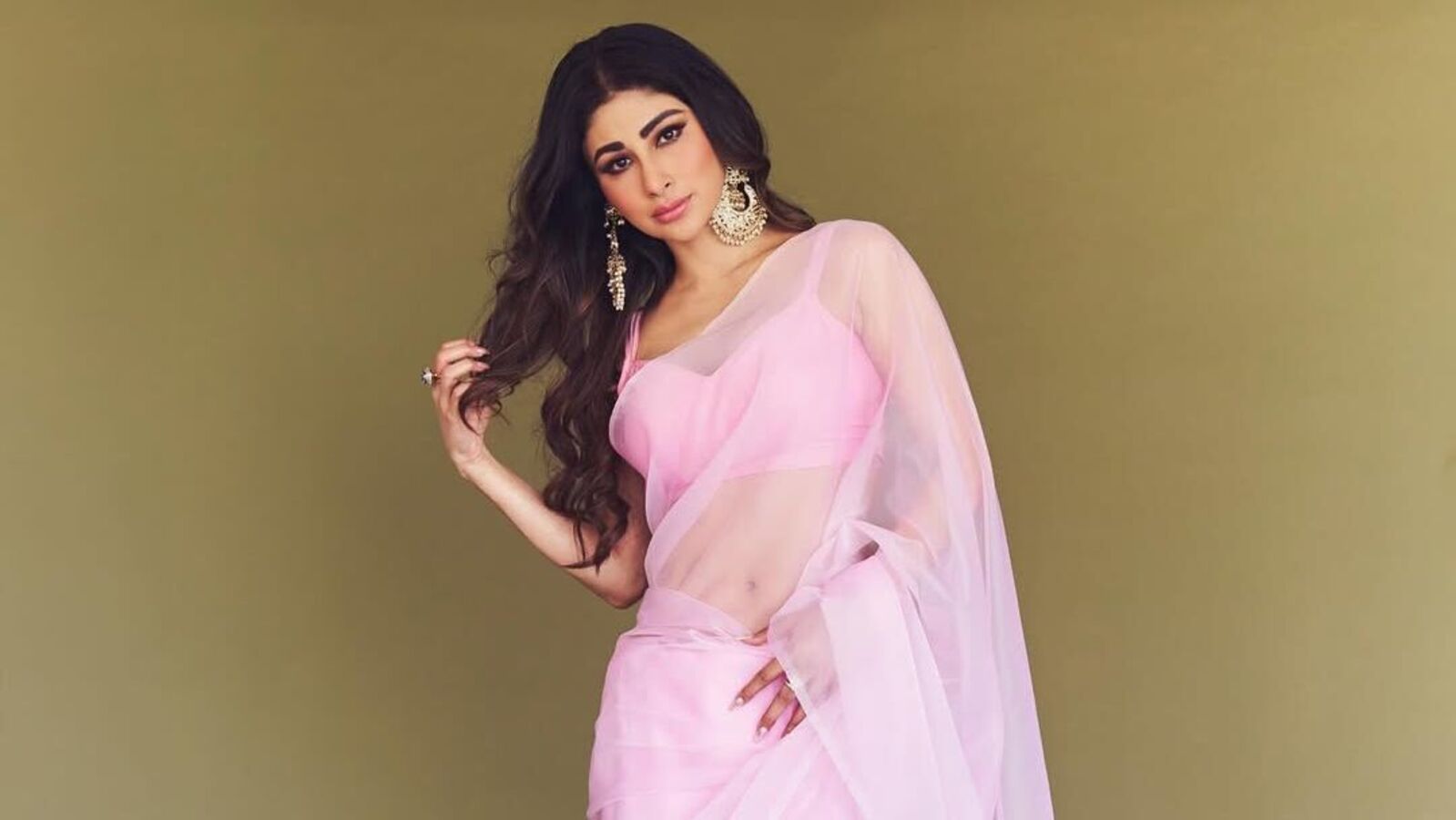 మంచి డాక్టర్‌కు చూపించుకో.. లేడి నెటిజన్ కామెంట్.. మరి గ్లామర్ బ్యూటి మౌనీ రాయ్ రిప్లై ఏంటో తెలుసా?