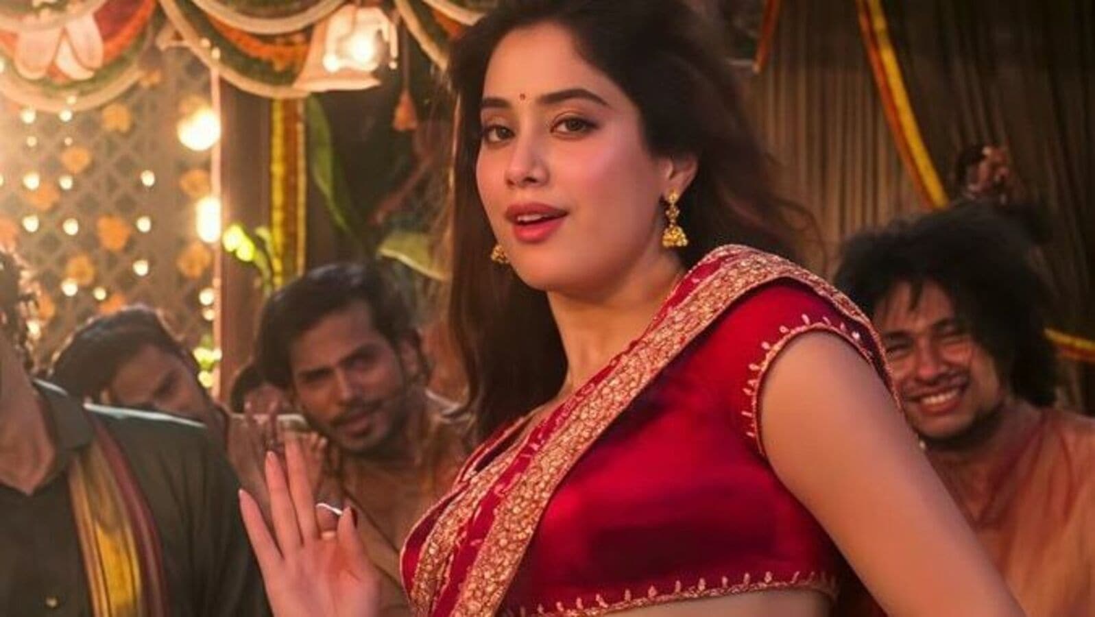 మలయాళీగా జాన్వీ కపూర్.. తప్పుబట్టిన సింగర్.. సగం తమిళియన్, సగం మలయాళీ అంటూ దేవర బ్యూటీ కామెంట్స్