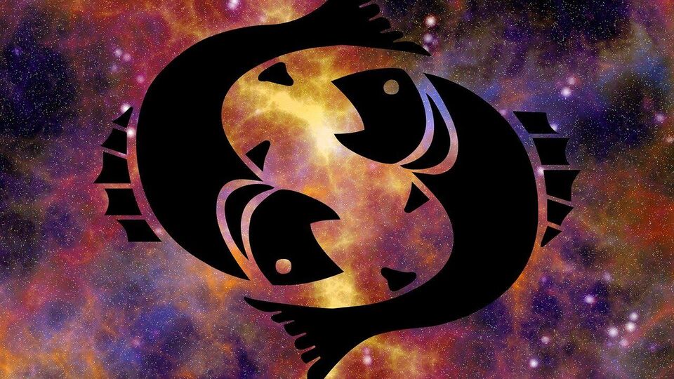 <p>మీన రాశి: శుక్రుడి సంచారం వల్ల మీన రాశి జాతకుల ఐదవ ఇల్లు ప్రభావితమవుతుంది. ఇది పిల్లలు, విద్య, ప్రేమ, సృజనాత్మకతకు సంబంధించినది. ఈ సంచారం మీ కుటుంబ జీవితంలో ఆనందాన్ని పెంచుతుంది. అలాగే, కుటుంబ సంబంధాలను బలోపేతం చేస్తుంది. పిల్లల గురించి ఏమైనా ఆందోళన ఉంటే అది పోతుంది. కొత్త సంబంధాలను ఏర్పరచుకునే అవకాశం కూడా ఉంది. రచన, పరిశ్రమ, ఆరోగ్య సంబంధిత రంగాలలో పనిచేసే వారి ప్రతిభ మెరుగుపడుతుంది.</p>