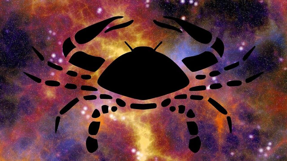 <p>కర్కాటక రాశి: శుక్రుడి సంచారం కర్కాటకంలోని మొదటి వివాహ గృహాన్ని ప్రభావితం చేస్తుంది, ఇది వ్యక్తి వ్యక్తిత్వం, ఆరోగ్యం, శారీరక రూపం, ఆత్మవిశ్వాసానికి సంబంధించినది. ఈ సంచారం వారి వ్యక్తిత్వాన్ని మెరుగుపరుస్తుందని భావిస్తున్నారు. ఆత్మవిశ్వాసం ఎల్లప్పుడూ అగ్రస్థానంలో ఉంటుంది. ప్రజలను ఆకర్షిస్తుంది. వివాహితులు ప్రేమ సంబంధాలలో మాధుర్యం కలిగి ఉంటారు, అవివాహితులు సంబంధాలలో పాల్గొంటారు. కొత్త ప్రారంభాలకు కూడా ఇది మంచి సమయం. సృజనాత్మక రంగంతో సంబంధం ఉన్నవారు తమ పనితో సంతృప్తి చెందుతారు. అలాగే, లక్ష్య సాధనకు కష్టపడతారు.</p>