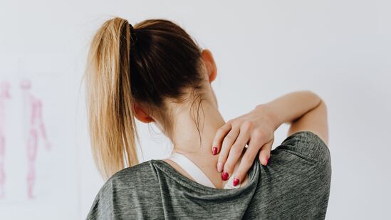 వెన్నునొప్పి బాధ తప్పాలంటే సరైన భంగిమంలో కూర్చోవాలి