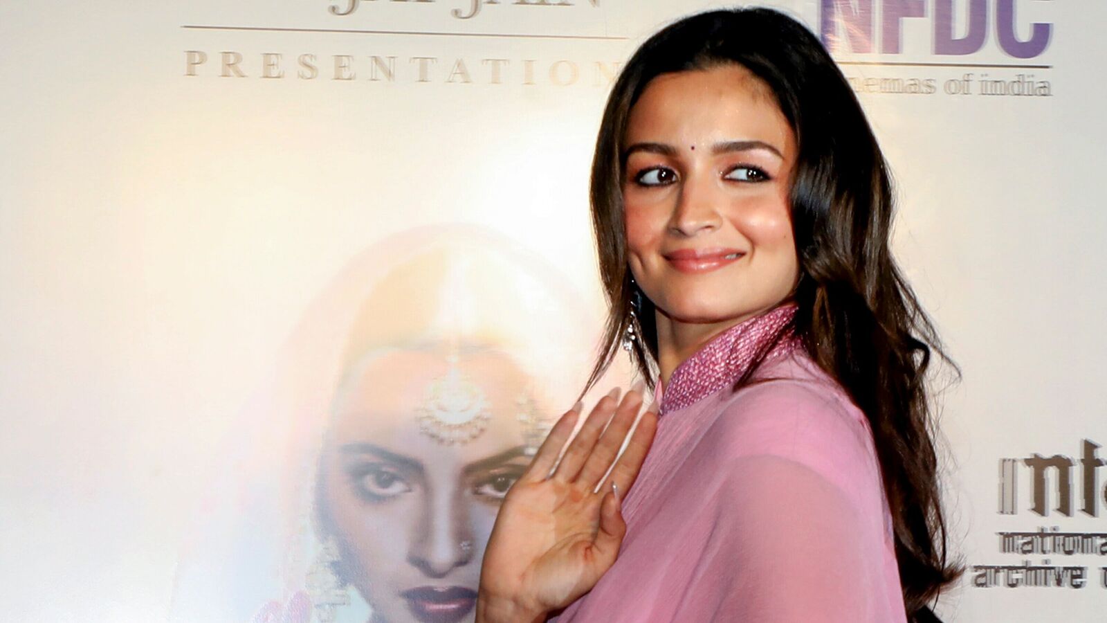 మీ ఇంట్లోని వీడియోని కూడా ఇలాగే షేర్ చేస్తే ఊరుకుంటారా: తన రూ.250 కోట్ల కొత్త ఇంటి వీడియో వైరల్ అవడంపై ఆలియా సీరియస్