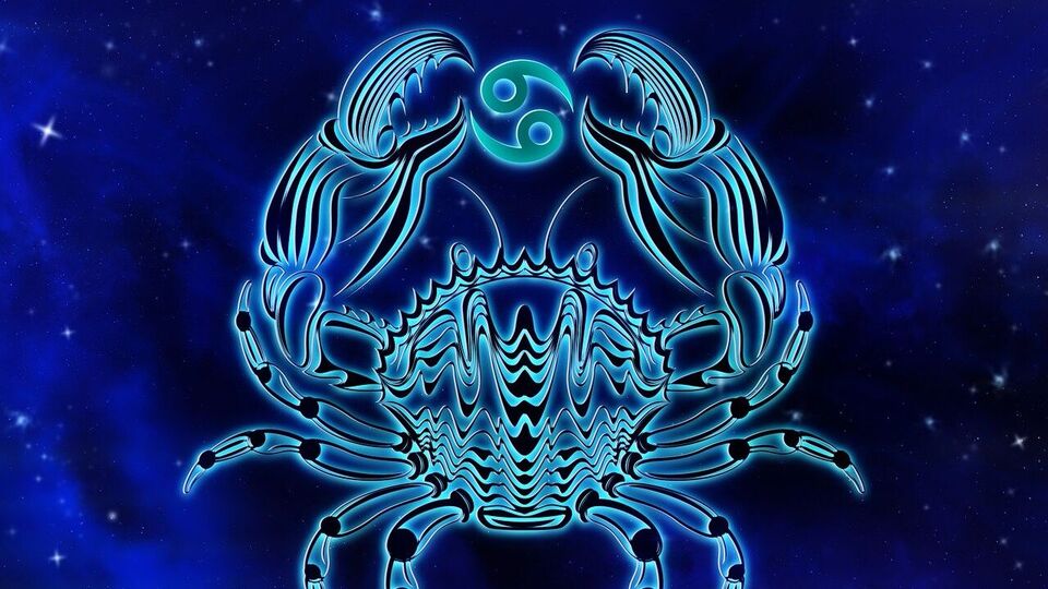 <p>కర్కాటక రాశి 2వ ఇంట్లో కేతువు, సూర్యుడు, బుధుల కలయిక త్రిగ్రహ యోగాన్ని సృష్టిస్తుంది. దీని కారణంగా ఈ రాశులకు అనేక విధాలుగా డబ్బు వస్తుంది. ఆత్మవిశ్వాసం పెరుగుతుంది. మీ ప్రవర్తన, ప్రసంగం ఇతరులను ఆకర్షించే విధంగా ఉంటుంది. ప్రసంగం ద్వారా అనేక ముఖ్యమైన పనులను పూర్తి చేస్తారు. పనిలో సమస్యలను సమర్థవంతంగా నిర్వహిస్తారు. ఆ సమస్యలను పరిష్కరిస్తారు. మీరు ప్రతి పనిని జాగ్రత్తగా చేస్తారు. మార్కెటింగ్, మీడియా, సంగీత పరిశ్రమలతో సంబంధం ఉన్న వ్యక్తులు మంచి ఫలితాలను పొందుతారు.</p>