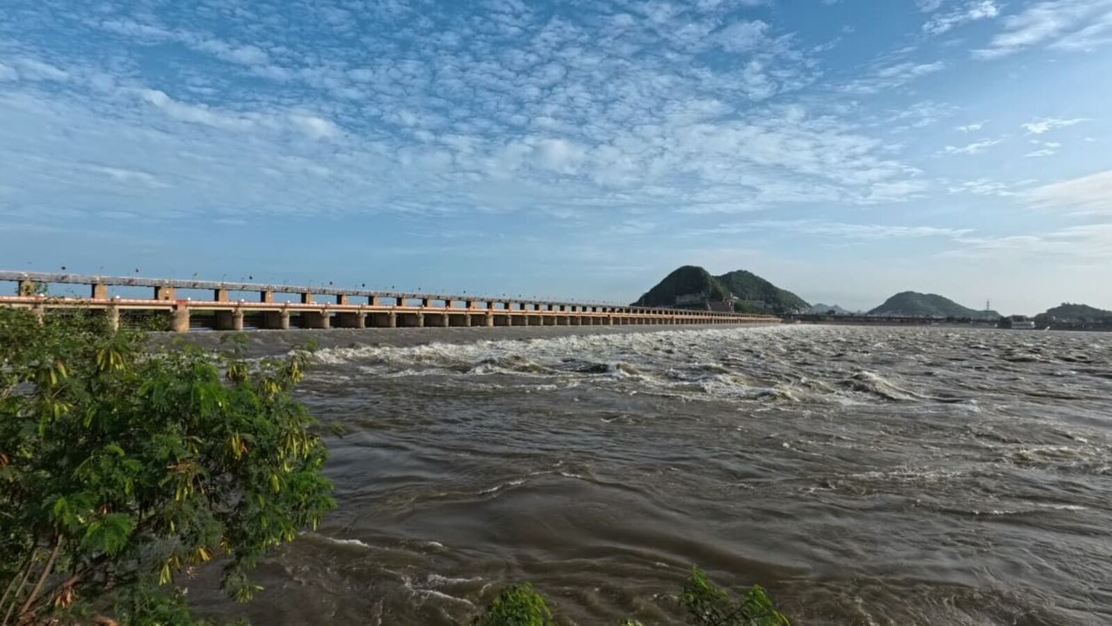 కృష్ణా నదికి వరద ఉద్ధృతి..! ప్రకాశం బ్యారేజీ వద్ద ప్రమాద హెచ్చరిక జారీ, భద్రాచలం వద్ద పెరుగుతున్న నీటిమట్టం