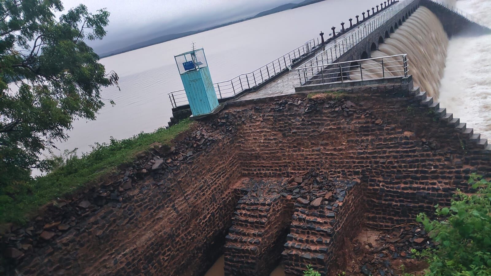 తెలంగాణ : రికార్డు స్థాయి వరదను తట్టుకొని.. సురక్షితంగా నిలబడి..! 103 ఏళ్ల నాటి 'పోచారం ప్రాజెక్ట్' గురించి తెలుసా..?