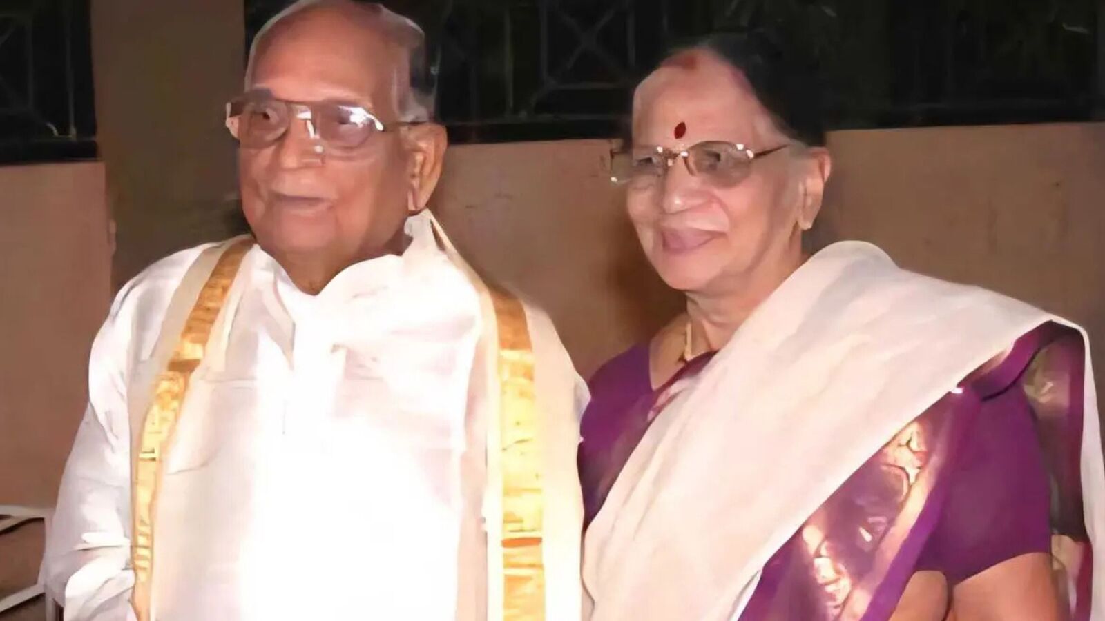 అల్లు కుటుంబంలో తీవ్ర విషాదం- అల్లు అరవింద్ తల్లి కన్నుమూత- ముంబై షూటింగ్ మధ్యలో నుంచి హైదరాబాద్ బయలుదేరిన అల్లు అర్జున్