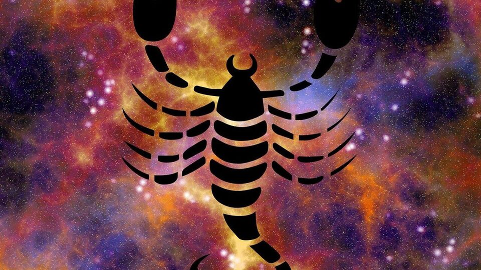 <p>వృశ్చిక రాశి: వృశ్చిక రాశి జాతకులకు కన్యా రాశిలో సూర్యుని సంచారం చాలా శుభదాయకం. ఈ సమయం అద్భుతంగా ఉంటుంది. జాతకులు తమ పనిలో విజయం సాధిస్తారు. ఈ కాలంలో, జాతకుల ఏ పాత కోరిక అయినా నెరవేరుతుంది. కొత్త ఉద్యోగాన్వేషణ పూర్తవుతుంది. వ్యాపారంలో లాభాల మార్గం తెరుచుకుంటుంది. జాతకులు ఆర్థికంగా ఆకస్మిక లాభాలు పొందుతారు.</p>