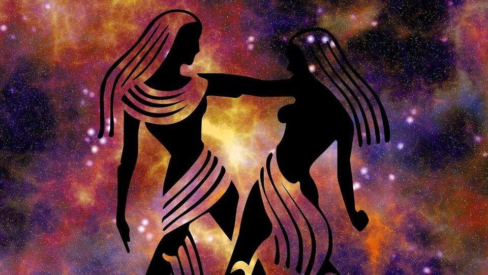 <p>మిథున రాశి: సూర్యుని సంచారం మిథున రాశి వారికి అనేక ప్రయోజనాలను చేకూరుస్తుంది. కార్యాలయంలో పెద్ద పెద్ద బాధ్యతలు భుజస్కంధాలపై పడతాయి. వృత్తిపరంగా, జాతకులకు పురోభివృద్ధికి అవకాశం లభిస్తుంది. అది పెద్ద విషయమే కావచ్చు. మీ ఆర్థిక పరిస్థితి మునుపటి కంటే మెరుగ్గా ఉంటుంది. అలాగే, మీ జీవిత భాగస్వామితో విభేదాలు తొలగిపోతాయి. మానసికంగా జాతకులు దృఢంగా ఉంటారు. ప్రేమలో ఉన్నవారికి అమితమైన ప్రేమ అందుతుంది.</p>