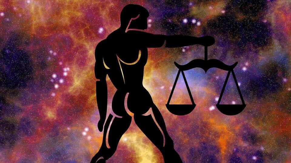 <p>తులా రాశి: తులా రాశి వారికి సూర్య సంచారం శుభదాయకం. ఆర్థికంగా, జాతకులు వేగంగా పురోగతి సాధిస్తారు. మంచి జాబ్ ఆఫర్ పొందొచ్చు. వ్యాపారంలో లాభాలు, జీవిత భాగస్వామితో సంబంధ బాంధవ్యాలు ఉంటాయి. జీవితంలో సంతోషానికి మార్గం తెరుచుకుంటుంది. శుభవార్తలు అందుకుంటారు. సూర్యుడు కన్యారాశిలో ఉన్నంత కాలం జాతకులు మానసిక ప్రశాంతతను పొందగలుగుతారు. మనసు సంతోషంగా ఉంటుంది.</p>