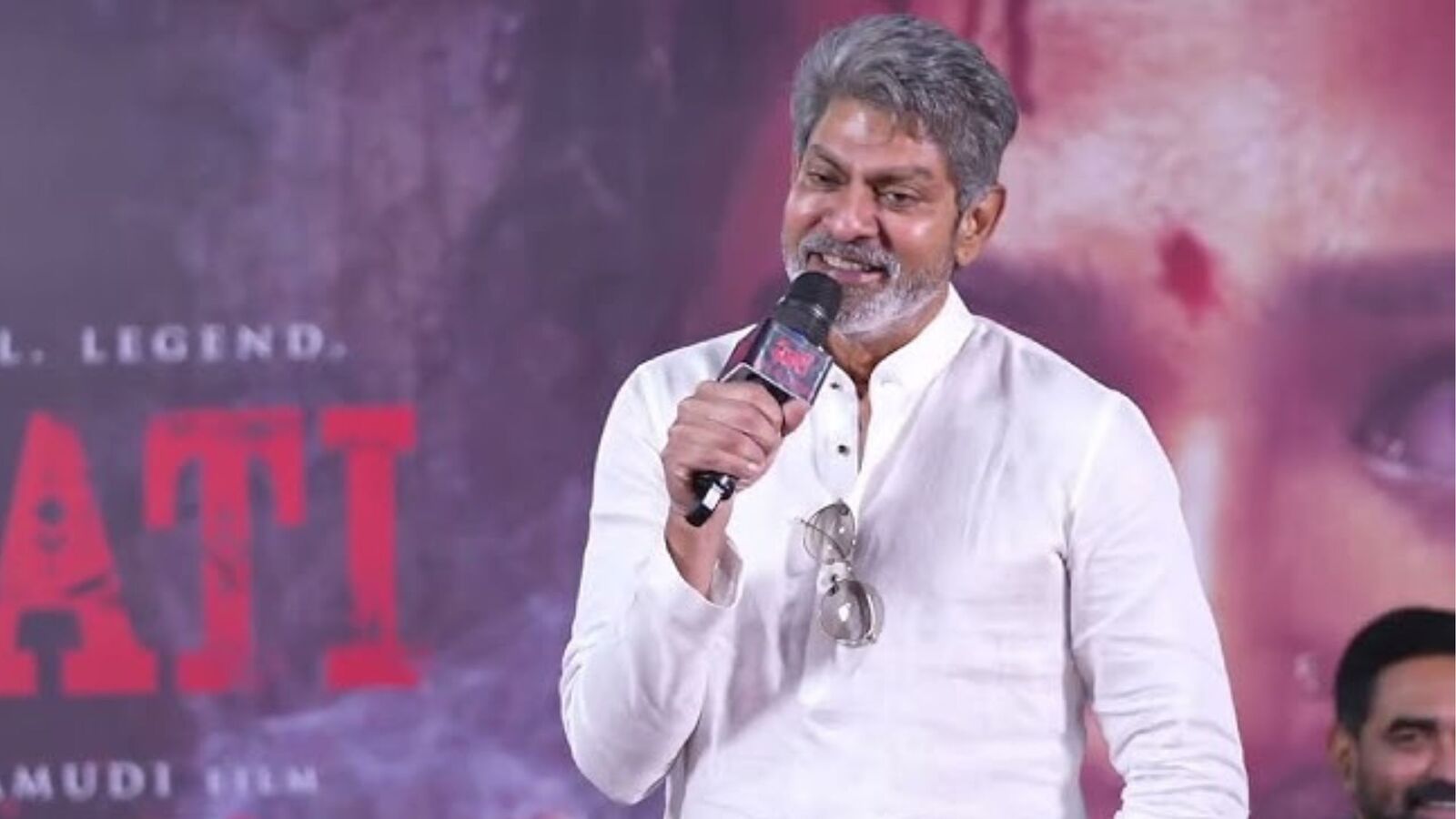 అనుష్క చాలా ఘాటుగా ఉండబోతుంది.. బురదలో కారు ఇరుక్కుని 40 నిమిషాలు అలాగే.. జగపతి బాబు కామెంట్స్