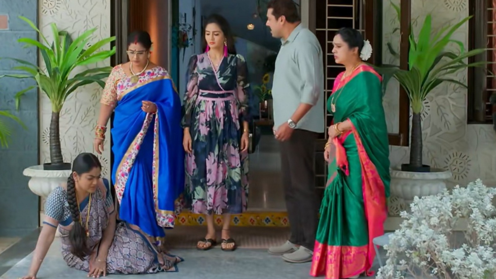 కార్తీక దీపం 2 టుడే ఎపిసోడ్: కాంచన పౌరుషం.. దీపను బయటకు గెంటేసిన జ్యోత్స్న.. దూరంగా వెళ్లిపొమ్మన్న సుమిత్ర