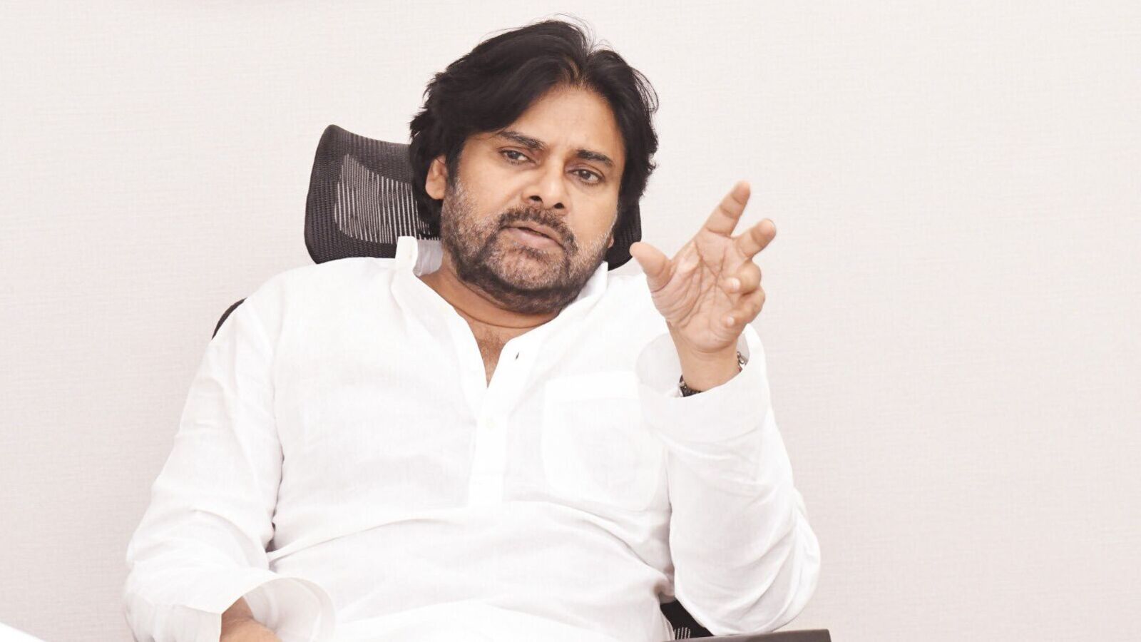 పిఠాపురంలో టీచర్స్ డే సెలబ్రేషన్స్.. 2 వేల మంది టీచర్లకు స్పెషల్ గిఫ్ట్ ఇచ్చిన పవన్ కల్యాణ్