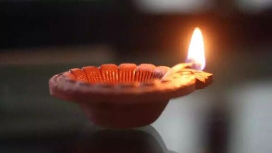 ఈ సంవత్సరం పితృ పక్షం సెప్టెంబర్ 7 నుండి ప్రారంభమై సెప్టెంబర్ 21న ముగుస్తుంది. పితృ పక్షాన్ని శ్రద్ధ పక్షం అని కూడా అంటారు. ఈ కాలం పూర్వీకులకు అంకితం. పితృ పక్ష సమయంలో పూర్వీకులు భూమికి వచ్చి వారి కుటుంబాలను ఆశీర్వదిస్తారని నమ్ముతారు. సెప్టెంబర్ 14న చంద్రుడు మిథున రాశిలోకి ప్రవేశించబోతున్నాడు. బృహస్పతి ఇప్పటికే అక్కడ ఉన్నాడు. అటువంటి పరిస్థితిలో బృహస్పతి, చంద్రుని కలయిక గజకేసరి రాజయోగాన్ని సృష్టిస్తుంది. దీని కారణంగా కొన్ని రాశుల గోల్డెన్ టైమ్ ప్రారంభం కావచ్చు. ఆ అదృష్ట రాశులు ఏంటో చూద్దాం..