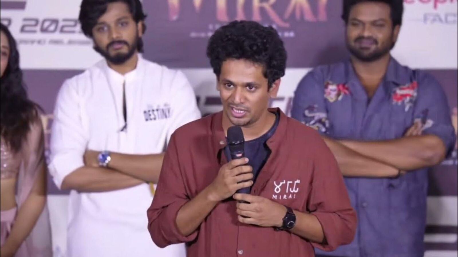 అశోకుని దగ్గరుండే తొమ్మిది గ్రంథాలు దుష్టుల బారిన పడితే.. ఒక్కరికి కూడా కార్వాన్ ఇవ్వలేదు.. మిరాయ్ డైరెక్టర్ కామెంట్స్