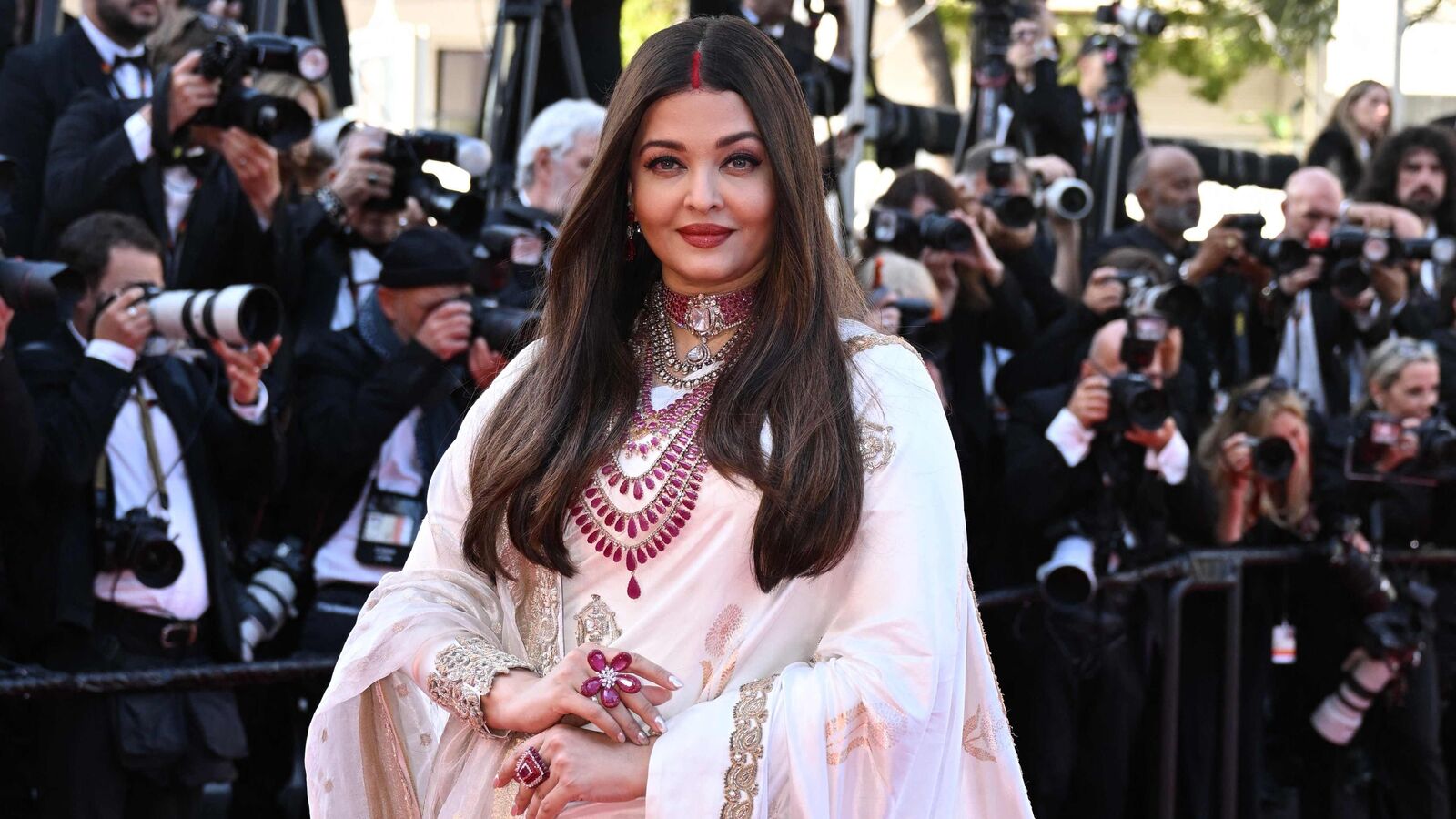 లైంగిక కోరికలు తీర్చడానికి నా ఫొటోలు వాడుతున్నారు.. ఏఐ పోర్న్ కంటెంట్ కోసమే ఇదంతా.. కోర్టును ఆశ్రయించిన ఐశ్వర్య రాయ్