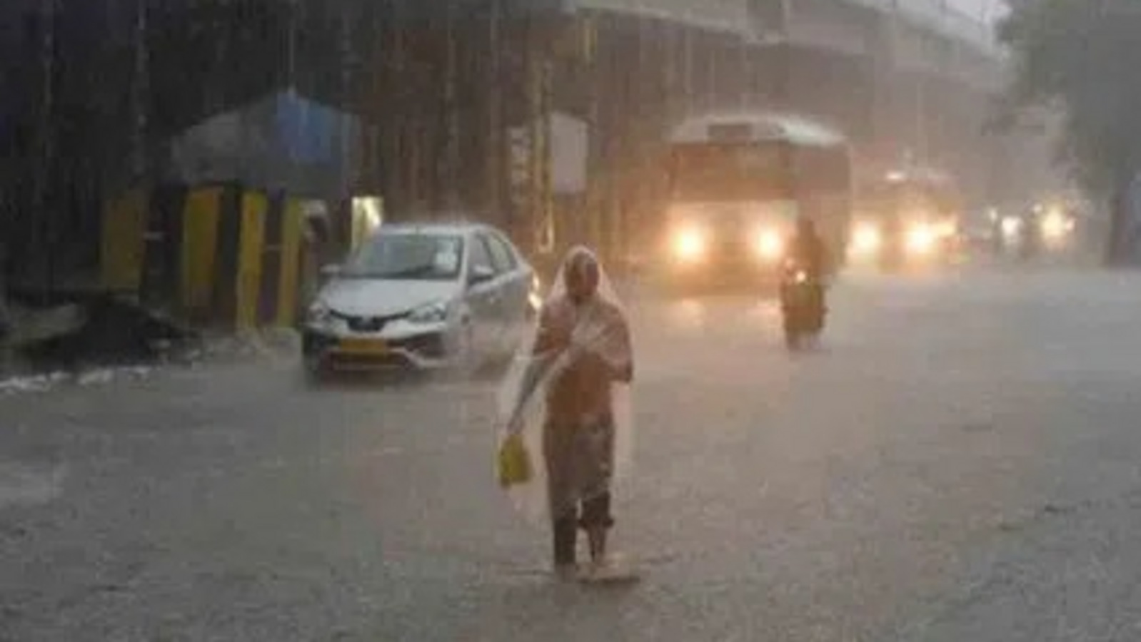 హైదరాబాద్ : శివారు ప్రాంతాల్లో భారీ వర్షం - రోడ్లన్నీ జలమయం, విజయవాడ హైవేపై భారీగా ట్రాఫిక్ జామ్