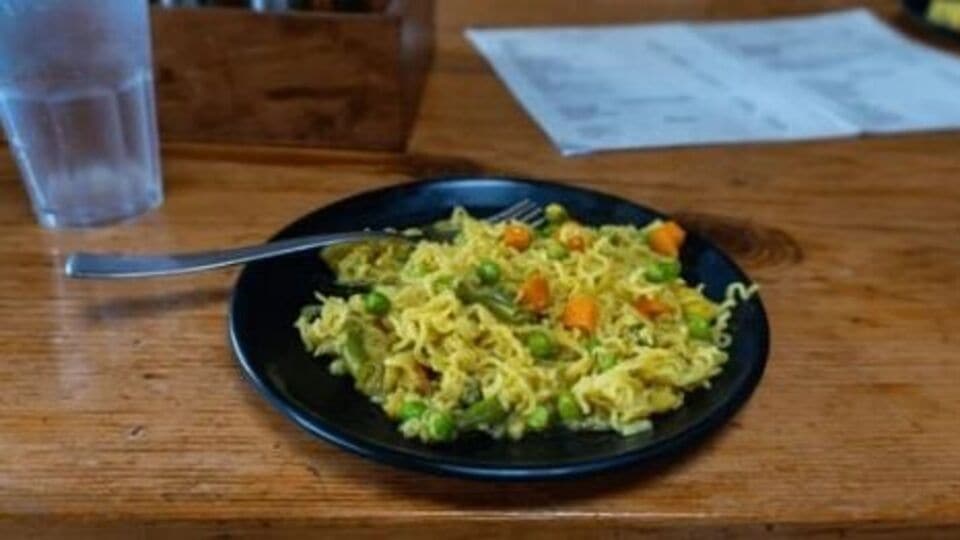 <p><strong>'పహారోన్ వాలి' మాగీ</strong>- పిల్లల నుండి పెద్దల వరకు ఈ అభిమానంగా తినే ఈ ప్యాకేజ్డ్ ఫుడ్ 'పహారోన్ వాలి' మ్యాగీని నిరాకరిస్తాడు సిద్ధార్థ్ సింగ్. తక్షణ నూడుల్స్ పిండితో మాత్రమే తయారవుతుందని, అది కడుపులోకి వెళ్లి పేగులకు అంటుకుంటుందని సిద్ధార్థ్ చెప్పారు. సాంకేతికంగా అది జరగకపోయినా, కానీ ఇది కేవలం కార్బోహైడ్రేట్లు మాత్రమే అని మీరు అర్థం చేసుకోవాలని, అది మీ కడుపు నిండుగా ఉంచదని సిద్ధార్థ్ పేర్కొన్నారు. ఇవి బరువు తగ్గడానికి అత్యంత చెత్త ఆహరాలుగా పరిగణించబడతాయని తమన్నా ఫిట్‌నెస్ ట్రైనర్ సిద్ధార్థ్ సింగ్ వెల్లడించారు. </p>(Pic Credit: Shutterstock)