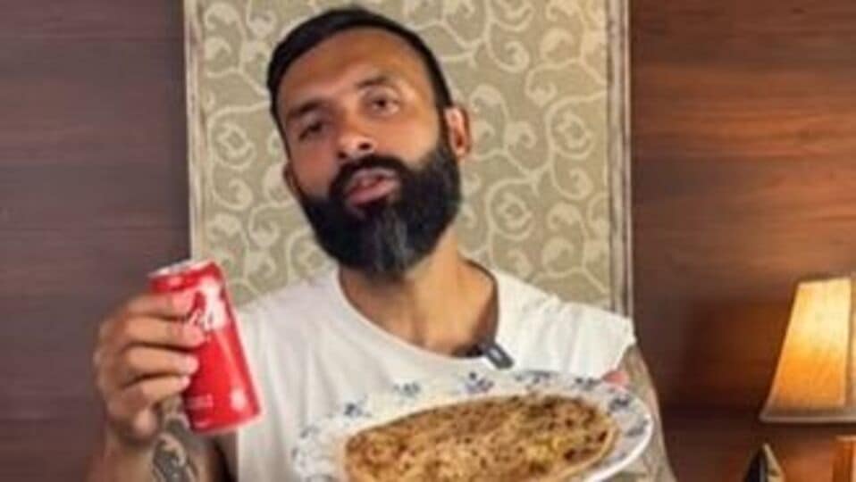 <p><strong>త్వరగా బరువు తగ్గడానికి నివారించాల్సిన 5 విషయాలు ఏమిటి</strong>- సిద్ధార్థ్ సింగ్ తరచూ నటి తమన్నా భాటియాతో తన వ్యాయామ సెషన్ల వీడియోలను పంచుకుంటాడు. ఇటీవలే ఫిట్‌నెస్ ట్రైనర్ సిద్ధార్థ్ సింగ్ తన ఇన్ స్టాగ్రామ్‌లో ఓ వీడియోను షేర్ చేసి బరువు తగ్గడానికి 5 ఆహారాలకు దూరంగా ఉండాలని సూచించాడు.</p>(officialsiddharthasingh instagram)