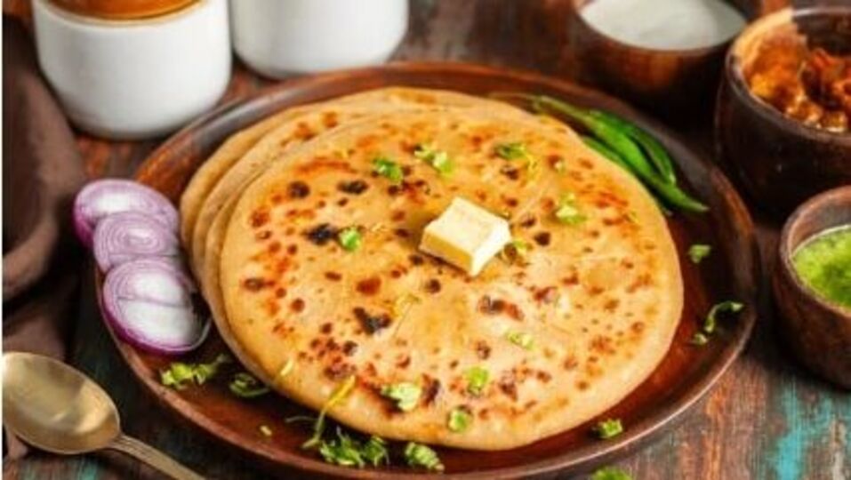 <p><strong>ఆలూ పరాఠాలు</strong>- ఇంట్లో మీకు ఇష్టంగా తయారుచేసిన బంగాళాదుంప పరాఠాలకు పోషక విలువలు ఉండవు, మీరు వాటితో కొద్దిగా ప్రోటీన్ కలిగి ఉంటే ఉంటారు. కానీ అలా చేయడం ద్వారా, మీరు మీ ఆహారంలో కేలరీల కంటెంట్‌ను పెంచుతారు. ఊబకాయం తగ్గాలంటే వీటికి దూరంగా ఉండండి. </p>(Pic Credit: Shutterstock)