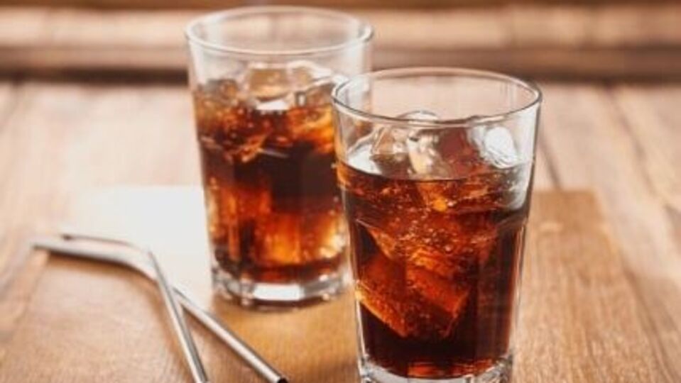 <p><strong>కోక్</strong>– నార్మల్ కోక్‌లో కేవలం రూ.100 నుంచి 150 కేలరీలు ఉంటాయి. ఇది మీ బరువు తగ్గించే కలను మీ నుండి దూరం చేస్తుంది. బరువు తగ్గాలనుకునేవారు తినకూడని ఆహారాల్లో ఇది ఒకటి.</p>(Pic Credit: Shutterstock)