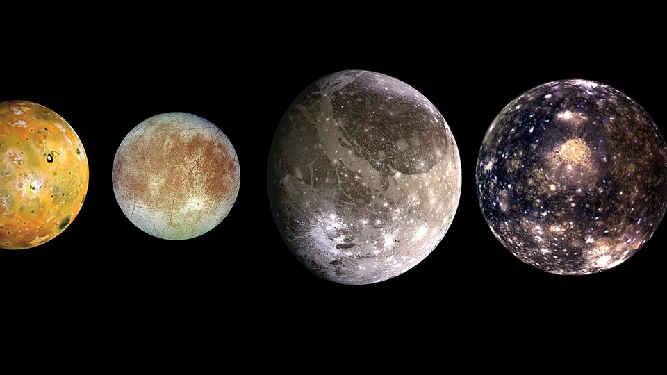 <p>సెప్టెంబర్ 14న చంద్రుడు మిథున రాశిలోకి ప్రవేశించాడు. ఈ రాశిలో ఇప్పటికే గురు భగవాన్ ప్రయాణిస్తున్నాడు. ఈ విధంగా మిథున రాశిలో గురువు, చంద్రుల కలయిక చాలా శక్తివంతమైన గజకేసరి రాజయోగాన్ని సృష్టించింది. ఈ రాజయోగం సెప్టెంబర్ 17 వరకు ఉంటుంది. ఈ రాజయోగం ప్రభావం అన్ని రాశిచక్ర గుర్తుల జీవితాల్లో కనిపిస్తుంది. ముఖ్యంగా కొన్ని రాశిచక్ర గుర్తులకు చాలా ప్రయోజనాలు లభిస్తాయి. ఇప్పుడు గజకేసరి రాజయోగం వల్ల ఏ రాశి వారికి అదృష్టం కలిసి వస్తుందో చూద్దాం.</p>