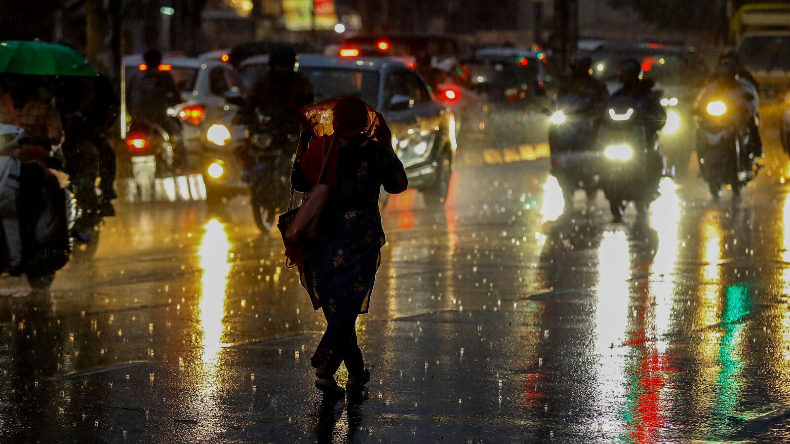 హైదరాబాద్‌లో కుండపోత వర్షం: ఇద్దరు గల్లంతు, నగరం అతలాకుతలం