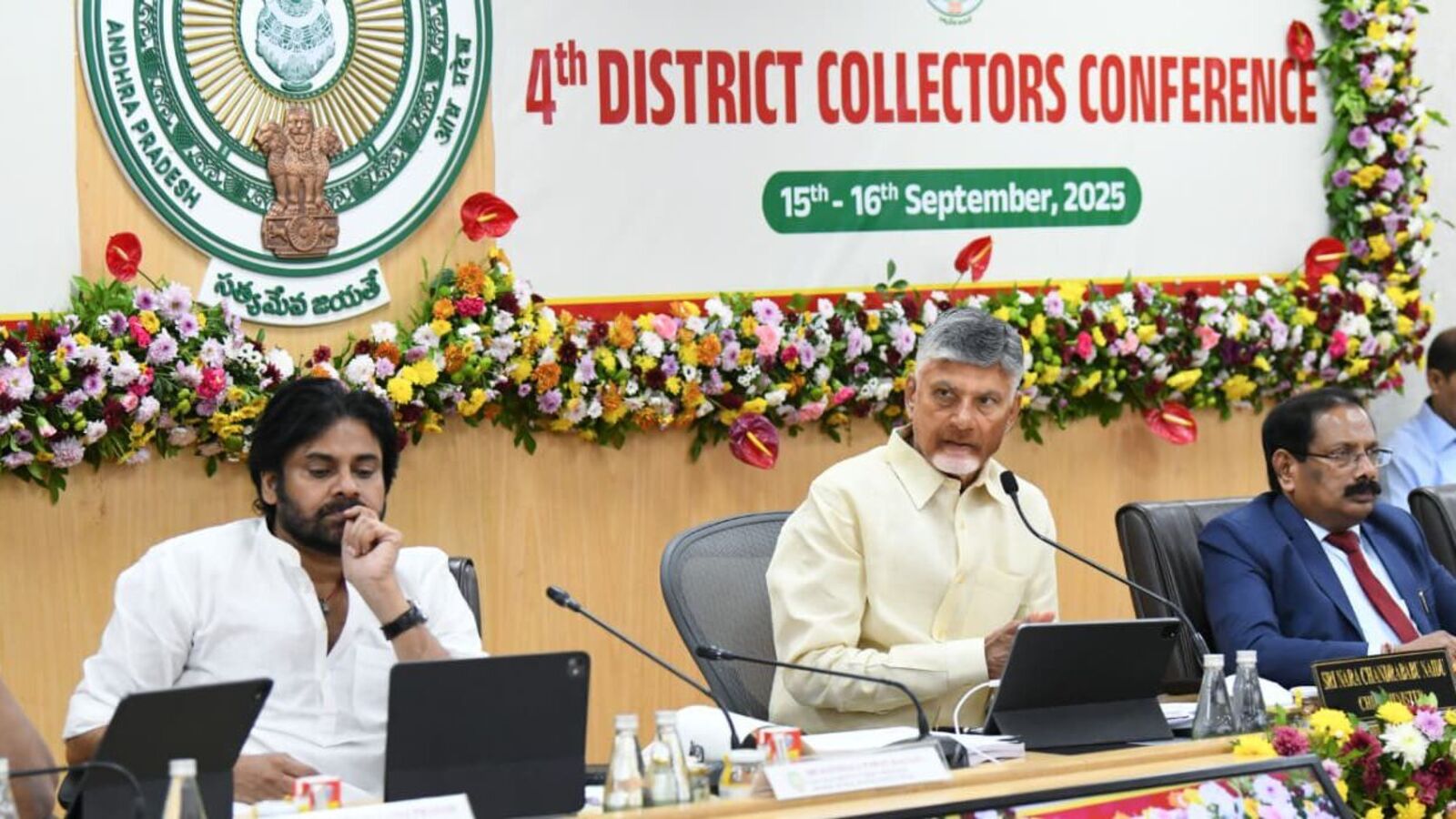 రాష్ట్ర వృద్ధిరేటు 15 శాతం సాధించాలి.. శాంతి భద్రతలు బాగుంటేనే పెట్టుబడులు : కలెక్టర్ల సదస్సులో చంద్రబాబు