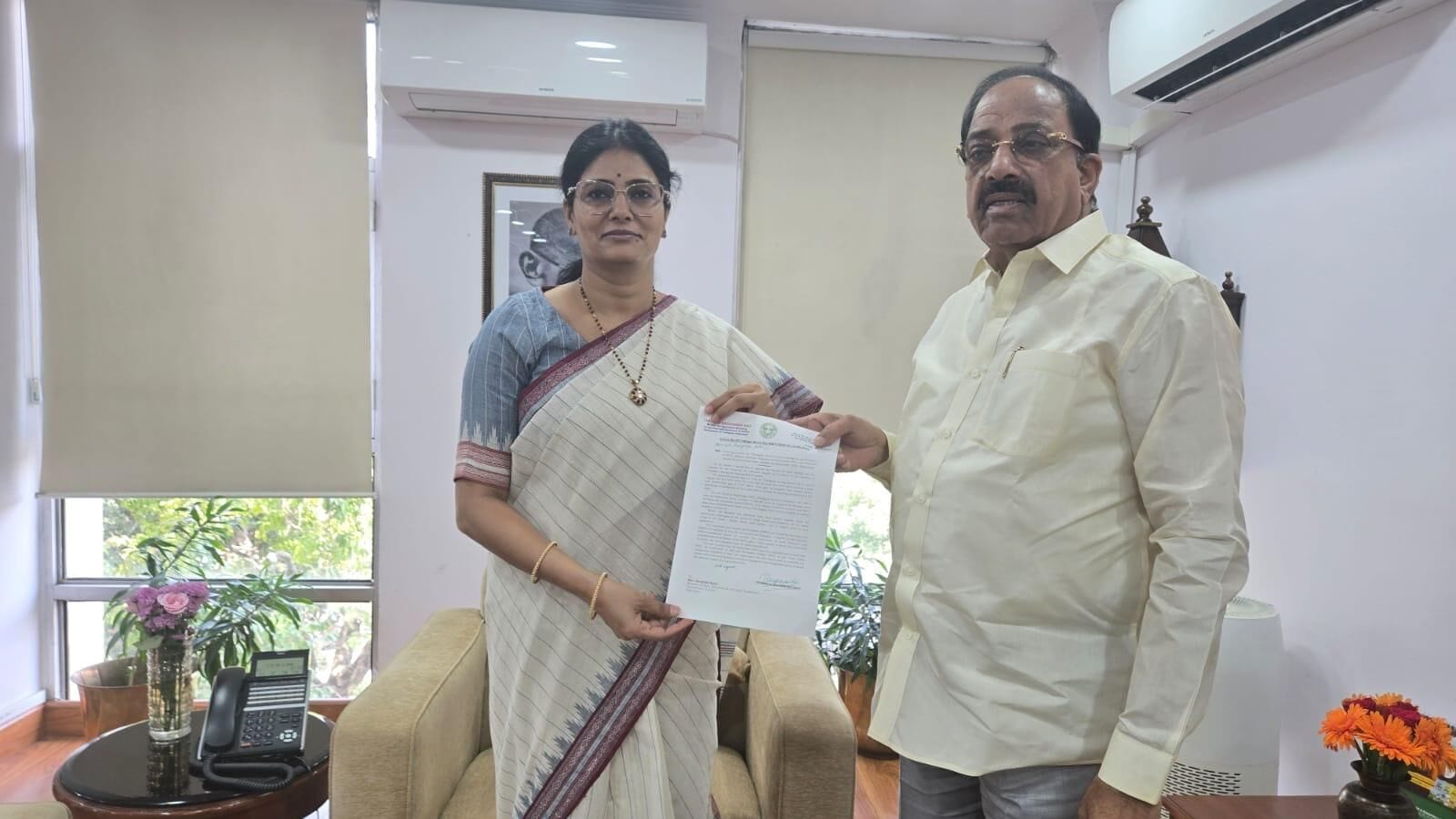 ఖరీఫ్ సీజన్‌లో 2 లక్షల టన్నుల యూరియా కావాలి.. కేంద్రాన్ని కోరిన తెలంగాణ!