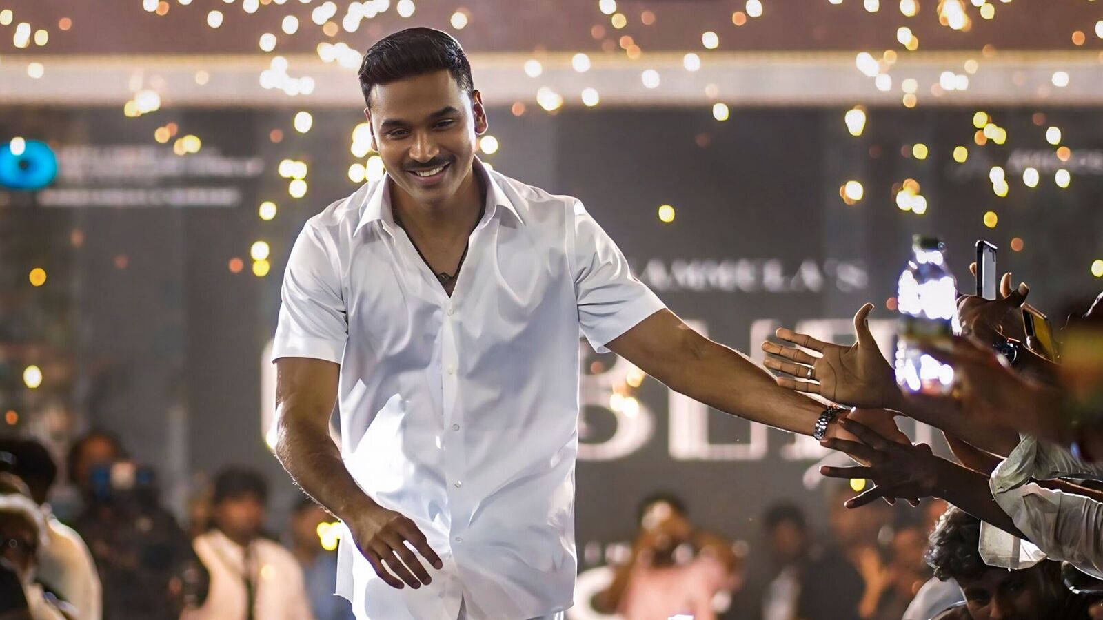 ధనుష్ కామెంట్లపై నెటిజన్లు ఫైర్.. ఎందుకు అబద్దాలు చెబుతున్నారు? డైరెక్టర్ కొడుకుగా ఇడ్లీలు కొనేందుకు డబ్బులు లేవా?