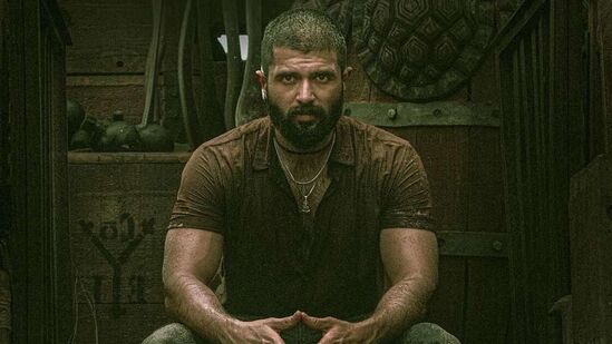 కింగ్డమ్ - విజయ్ దేవరకొండ సినిమా కింగ్డమ్ గత కొన్ని వారాలుగా టాప్ 10 ట్రెండ్లో ఉంది. ఈ సినిమాకు ప్రేక్షకుల నుండి అద్భుతమైన స్పందన లభిస్తోంది. నెట్ఫ్లిక్స్ ఈ వారం ట్రెండ్లో ఈ సినిమా 6వ స్థానంలో ఉంది. ఈ లిస్ట్ లో ఉన్న ఏకైక తెలుగు మూవీ ఇదే. కింగ్డమ్ - విజయ్ దేవరకొండ సినిమా కింగ్డమ్ గత కొన్ని వారాలుగా టాప్ 10 ట్రెండ్లో ఉంది. ఈ సినిమాకు ప్రేక్షకుల నుండి అద్భుతమైన స్పందన లభిస్తోంది. నెట్ఫ్లిక్స్ ఈ వారం ట్రెండ్లో ఈ సినిమా 6వ స్థానంలో ఉంది. ఈ లిస్ట్ లో ఉన్న ఏకైక తెలుగు మూవీ ఇదే.