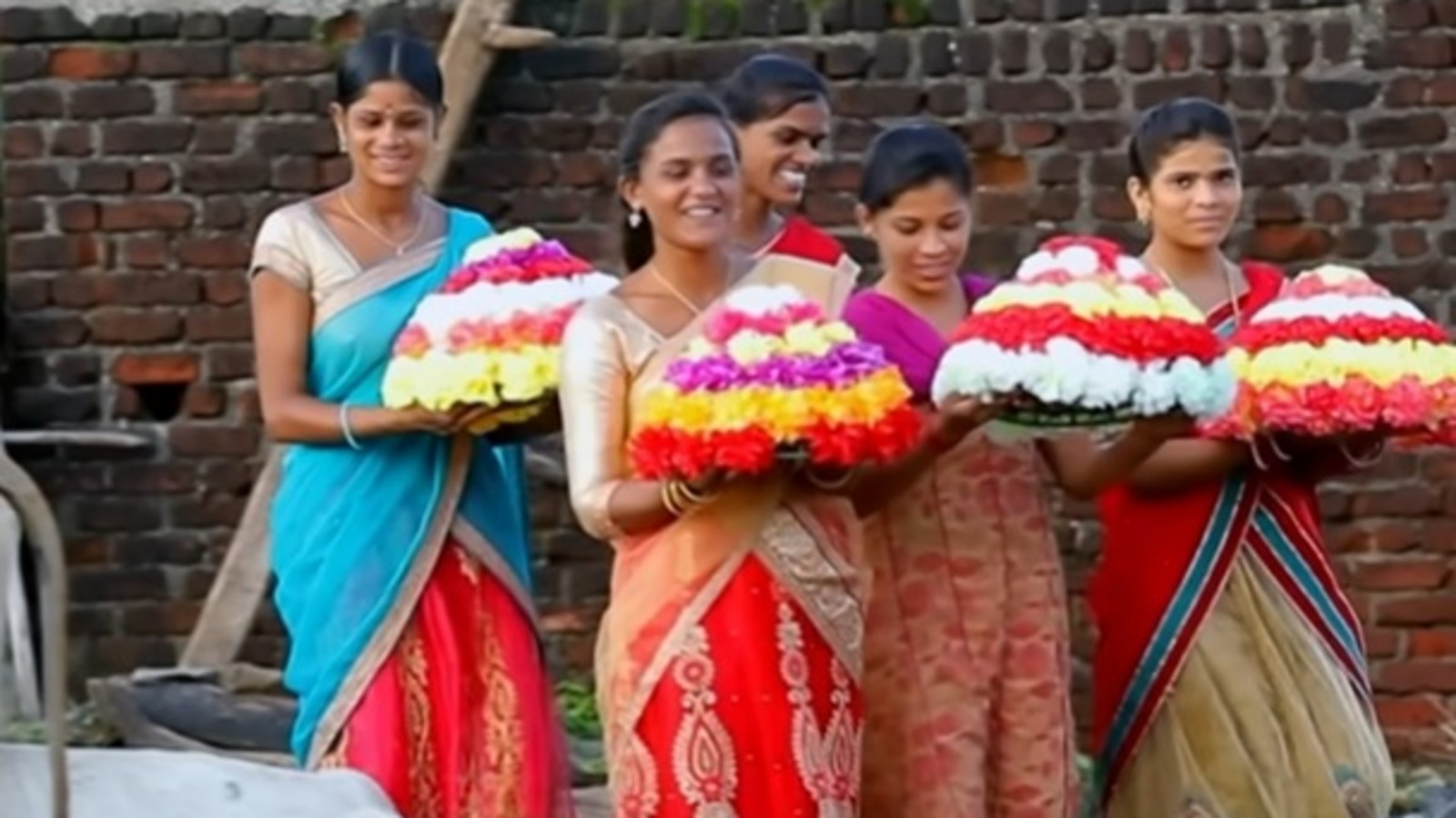 సూపర్ హిట్ మంగ్లీ బతుకమ్మ పాట- 11 కోట్ల వ్యూస్-సింగిడిలో రంగులనే సాంగ్ లిరిక్స్- ఆడపడుచులూ పాడేయండి