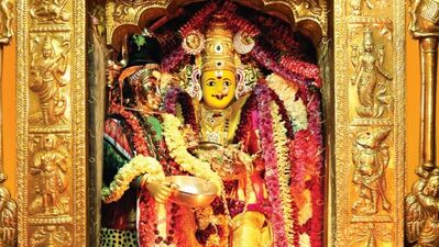 మూడవ రోజు శ్రీ అన్నపూర్ణాదేవి అలంకరణలో అమ్మవారు మూడవ రోజు శ్రీ అన్నపూర్ణాదేవి అలంకరణలో అమ్మవారు