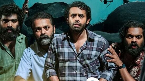 సుమతి వలవు: ఇదొక మలయాళ హారర్ కామెడీ మూవీ. జీ5 ఓటీటీలోకి ఈ సినిమా శుక్రవారం అడుగుపెడుతోంది. సుమతి వలవు: ఇదొక మలయాళ హారర్ కామెడీ మూవీ. జీ5 ఓటీటీలోకి ఈ సినిమా శుక్రవారం అడుగుపెడుతోంది.