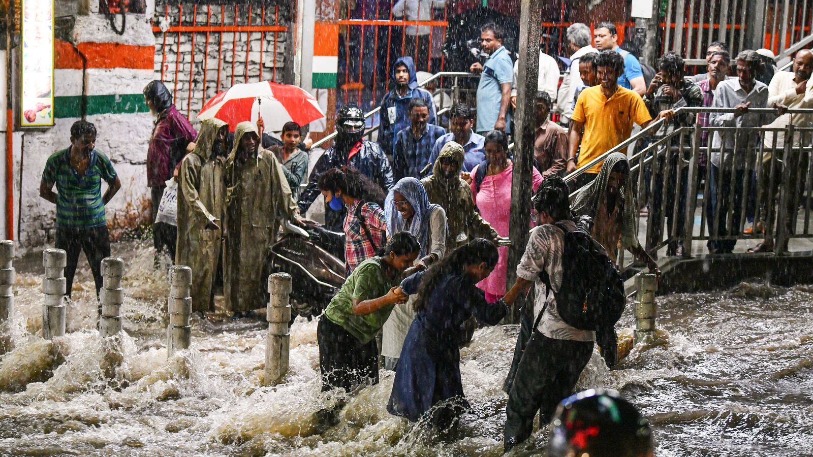 హైదరాబాద్ లో ఎడతెరిపి లేకుండా వర్షం ..! ఐటీ ఉద్యోగులకు వర్క్‌ ఫ్రమ్‌ హోం ఇవ్వాలని పోలీసుల ప్రకటన