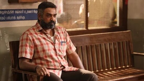 'మహారాజా' సినిమా రెండు ప్రధాన పాత్రల చుట్టూ తిరుగుతుంది. ఒక మంగలి, ఒక దొంగ మీద నడిచే ఈ సినిమా దొంగతనం ఫిర్యాదుతో మంగలి పోలీసులను ఆశ్రయించినప్పుడు కథ ప్రారంభం అవుతుంది. మొదట ఇది సాధారణ కేసు అని అనిపిస్తుంది. కానీ, లేయర్స్ తెలిసినప్పుడు ఈ చిత్రం మీరు అనుకున్నదానికి మించి మిమ్మల్ని థ్రిల్కు గురి చేస్తుంది. 'మహారాజా' సినిమా రెండు ప్రధాన పాత్రల చుట్టూ తిరుగుతుంది. ఒక మంగలి, ఒక దొంగ మీద నడిచే ఈ సినిమా దొంగతనం ఫిర్యాదుతో మంగలి పోలీసులను ఆశ్రయించినప్పుడు కథ ప్రారంభం అవుతుంది. మొదట ఇది సాధారణ కేసు అని అనిపిస్తుంది. కానీ, లేయర్స్ తెలిసినప్పుడు ఈ చిత్రం మీరు అనుకున్నదానికి మించి మిమ్మల్ని థ్రిల్కు గురి చేస్తుంది.