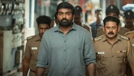 విజయ్ సేతుపతి ప్రధాన పాత్ర - ఇప్పుడు ఈ సినిమా ప్రధాన తారల గురించి మాట్లాడుకుందాం. 'మహారాజా' చిత్రంలో విజయ్ సేతుపతి ప్రధాన పాత్రలో నటించాడు. విజయ్ నేడు సౌత్ సినిమాల్లో అందరికీ ఫేవరెట్ హీరో అయ్యాడు. విజయ్ సేతుపతి ప్రధాన పాత్ర - ఇప్పుడు ఈ సినిమా ప్రధాన తారల గురించి మాట్లాడుకుందాం. 'మహారాజా' చిత్రంలో విజయ్ సేతుపతి ప్రధాన పాత్రలో నటించాడు. విజయ్ నేడు సౌత్ సినిమాల్లో అందరికీ ఫేవరెట్ హీరో అయ్యాడు.