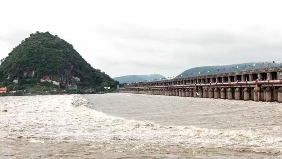 ఉద్ధృతంగా కృష్ణా, గోదావరి నదులు - ప్రమాద హెచ్చరికలు జారీ..! అత్యవస సాయం కోసం ఈ నెంబర్లను సంప్రదించండి