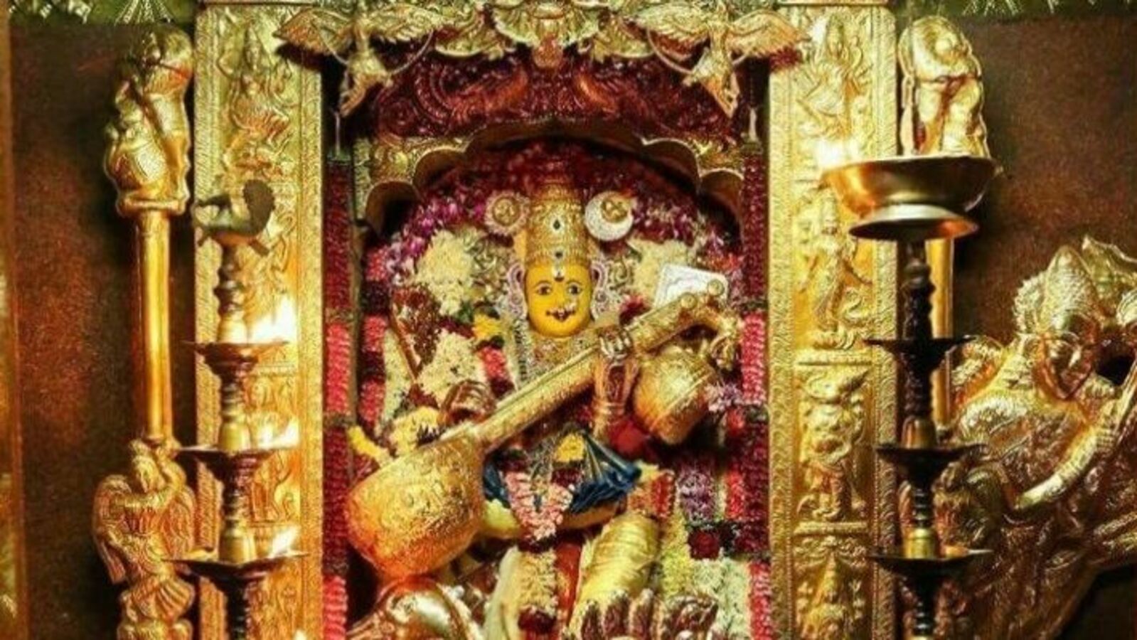 సరస్వతీ అలంకారంలో అమ్మవారు.. దర్శనానికి భారీగా భక్తులు.. విజయవాడలో ట్రాఫిక్ మళ్లింపు ఇలా!