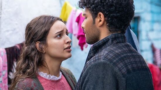 ధడక్ 2 - సిద్ధాంత్ చతుర్వేది, త్రిప్తి దిమ్రి నటించిన ధడక్ 2 ప్రేక్షకులను బాగా ఆకట్టుకుంది. ఒక ప్రత్యేకమైన ప్రేమకథ ఆధారంగా రూపొందించిన ఈ చిత్రం విమర్శకుల నుండి ప్రశంసలు అందుకుంటోంది. ప్రస్తుతం ఇది నెట్ఫ్లిక్స్లో 2వ స్థానంలో ఉంది. ధడక్ 2 - సిద్ధాంత్ చతుర్వేది, త్రిప్తి దిమ్రి నటించిన ధడక్ 2 ప్రేక్షకులను బాగా ఆకట్టుకుంది. ఒక ప్రత్యేకమైన ప్రేమకథ ఆధారంగా రూపొందించిన ఈ చిత్రం విమర్శకుల నుండి ప్రశంసలు అందుకుంటోంది. ప్రస్తుతం ఇది నెట్ఫ్లిక్స్లో 2వ స్థానంలో ఉంది.