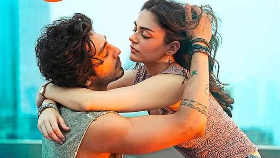 మోహిత్ సూరి దర్శకత్వం వహించిన సైయారా OTT విడుదలైనప్పటి నుండి నెట్ఫ్లిక్స్లో టాప్ 10 చిత్రాలలో ఒకటిగా నిలిచింది. అహన్ పాండే, అనిత్ పద్దా నటించిన ఈ చిత్రం ఈ జాబితాలో 5వ స్థానంలో ఉంది. మోహిత్ సూరి దర్శకత్వం వహించిన సైయారా OTT విడుదలైనప్పటి నుండి నెట్ఫ్లిక్స్లో టాప్ 10 చిత్రాలలో ఒకటిగా నిలిచింది. అహన్ పాండే, అనిత్ పద్దా నటించిన ఈ చిత్రం ఈ జాబితాలో 5వ స్థానంలో ఉంది.