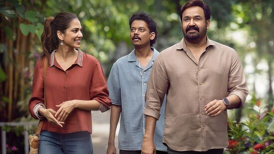 మూడో స్థానంలో మోహన్లాల్ సూపర్ హిట్ రొమాంటిక్ కామెడీ హృదయపూర్వం ఉంది. జియోహాట్స్టార్ లో స్ట్రీమింగ్ అవుతున్న ఈ సినిమాకు గత వారం 3.4 మిలియన్ వ్యూస్ వచ్చాయి. మూడో స్థానంలో మోహన్లాల్ సూపర్ హిట్ రొమాంటిక్ కామెడీ హృదయపూర్వం ఉంది. జియోహాట్స్టార్ లో స్ట్రీమింగ్ అవుతున్న ఈ సినిమాకు గత వారం 3.4 మిలియన్ వ్యూస్ వచ్చాయి.