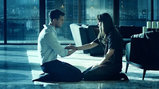 ఫిఫ్టీ షేడ్స్ డార్కర్ - ఇది కూడా చాలా బోల్డ్ సీన్స్ తో సాగే మూవీయే. ఫ్యామిలీతో అస్సలు చూడకూడనిది. ఫిఫ్టీ షేడ్స్ డార్కర్ - ఇది కూడా చాలా బోల్డ్ సీన్స్ తో సాగే మూవీయే. ఫ్యామిలీతో అస్సలు చూడకూడనిది.