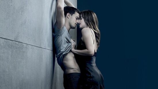 ఫిఫ్టీ షేడ్స్ ఫ్రీడ్ - ఇదో బోల్డ్ మూవీ. అప్పుడే పెళ్లి చేసుకునే ఓ కొత్త జంట చుట్టూ తిరిగే కథ ఇది. ఫిఫ్టీ షేడ్స్ ఫ్రీడ్ - ఇదో బోల్డ్ మూవీ. అప్పుడే పెళ్లి చేసుకునే ఓ కొత్త జంట చుట్టూ తిరిగే కథ ఇది.